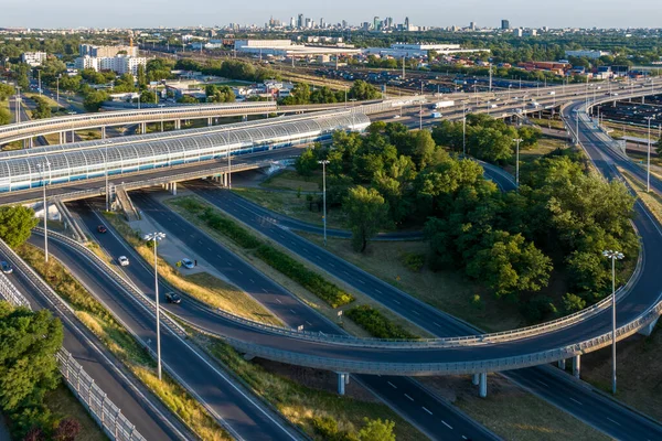 Draufsicht Einer Drohne Auf Einen Mehrstöckigen Autobahnknotenpunkt Städtischen Siedlungsgebiet Warschau — Stockfoto