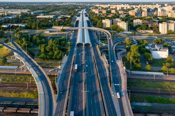 Flygdrönare Ovanifrån Motorväg Flernivåkorsning Tätbefolkat Område Warszawa Polen — Stockfoto