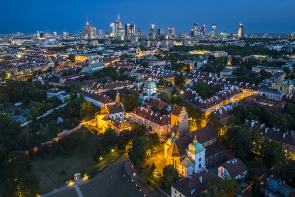 日落时从无人驾驶飞机俯瞰华沙旧城和市中心的全景 — 图库照片