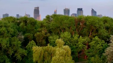 Günbatımında Varşova şehrinin hava ve insansız hava aracı panoraması. Park Moczydlo 'dan Görünüm.