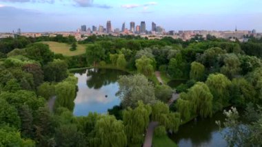 Günbatımında Varşova şehrinin hava ve insansız hava aracı panoraması. Park Moczydlo 'dan Görünüm.