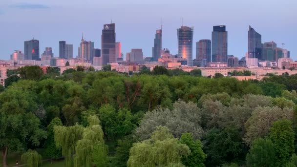 Flygfoto Drönarpanorama Över Warszawas Stad Solnedgången Utsikt Från Park Moczydlo — Stockvideo