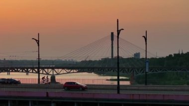 Günbatımında Vistula Nehri ve Poniatowski Köprüsü üzerindeki Varşova şehri manzarası. 