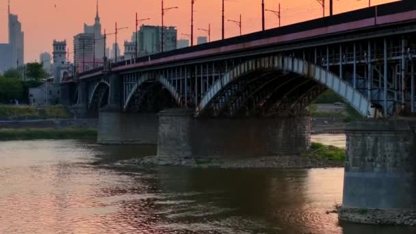 Panorama Warszawy Nad Wisłą Most Poniatowskiego Przy Zachodzie Słońca — Wideo stockowe