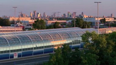 Kentsel nüfusun yoğun olduğu Varşova, Polonya 'daki otoyol kavşağının hava aracı görüntüsü