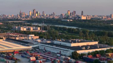Kentsel nüfusun yoğun olduğu Varşova, Polonya 'daki otoyol kavşağının hava aracı görüntüsü