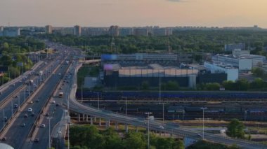 Kentsel nüfusun yoğun olduğu Varşova, Polonya 'daki otoyol kavşağının hava aracı görüntüsü