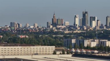 Kentsel nüfusun yoğun olduğu Varşova, Polonya 'daki otoyol kavşağının hava aracı görüntüsü