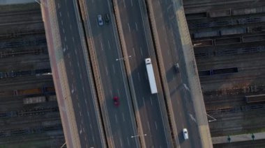 Kentsel nüfusun yoğun olduğu Varşova, Polonya 'daki çok katlı otoyol kavşağının hava aracı görüntüsü