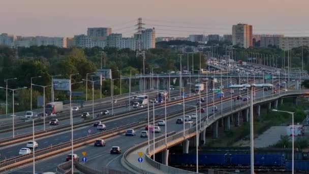 都市人口地域 ワルシャワ ポーランドの高速道路の接合部の空中ドローンビュー — ストック動画