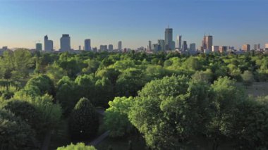 Günbatımında Varşova şehrinin hava ve insansız hava aracı panoraması. Polonyalı Mokotowskie Parkı 'ndan görüntü 