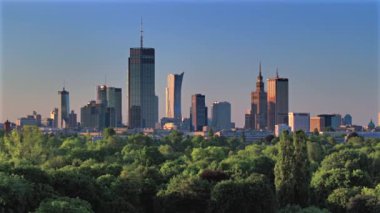 Günbatımında Varşova şehrinin hava ve insansız hava aracı panoraması. Polonyalı Mokotowskie Parkı 'ndan görüntü 