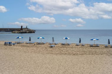 La Vila Joiosa sahil şeridi. İspanya 'nın başkenti Costa Blanca' da Alicante yakınlarında küçük bir sahil kasabası..