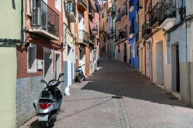 Çok renkli evleri olan Villajoyosa Caddesi. Villajoyosa, İspanya 'nın Valensiyalı Topluluğu' nun Alicante Eyaleti 'nde Akdeniz kıyısında bir kasaba.