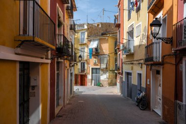 Çok renkli evleri olan Villajoyosa Caddesi. Villajoyosa, İspanya 'nın Valensiyalı Topluluğu' nun Alicante Eyaleti 'nde Akdeniz kıyısında bir kasaba.