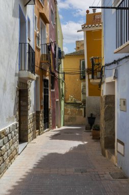 Çok renkli evleri olan Villajoyosa Caddesi. Villajoyosa, İspanya 'nın Valensiyalı Topluluğu' nun Alicante Eyaleti 'nde Akdeniz kıyısında bir kasaba.