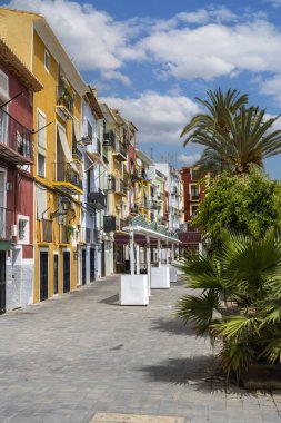 Çok renkli evleri olan Villajoyosa Caddesi. Villajoyosa, İspanya 'nın Valensiyalı Topluluğu' nun Alicante Eyaleti 'nde Akdeniz kıyısında bir kasaba.