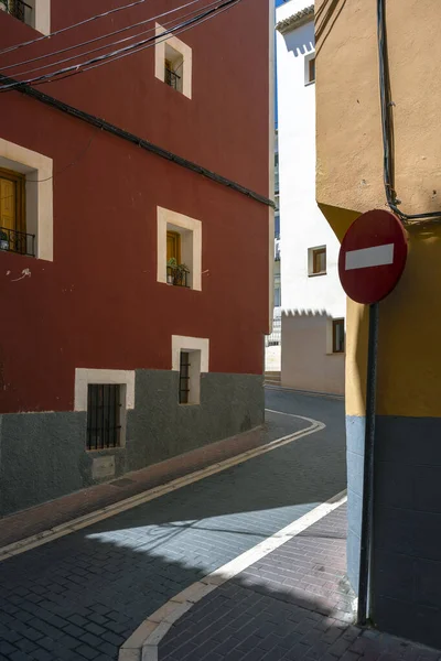 Çok renkli evleri olan Villajoyosa Caddesi. Villajoyosa, İspanya 'nın Valensiyalı Topluluğu' nun Alicante Eyaleti 'nde Akdeniz kıyısında bir kasaba.