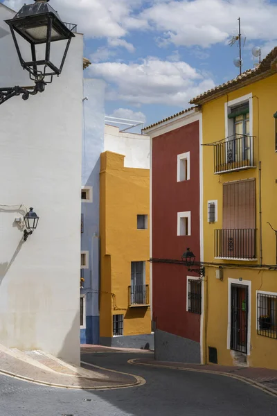 多色の家があるVillajoosa通り ヴィラヨサ Villajoosa スペイン バレンシア州アリカンテ県の海岸沿いの町 — ストック写真