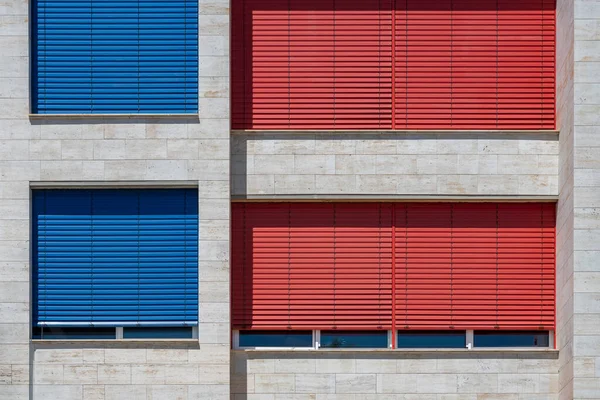 Spanya Nın Dışındaki Pencerelerde Kapalı Kırmızı Mavi Panjurların Ölümü Güneş — Stok fotoğraf