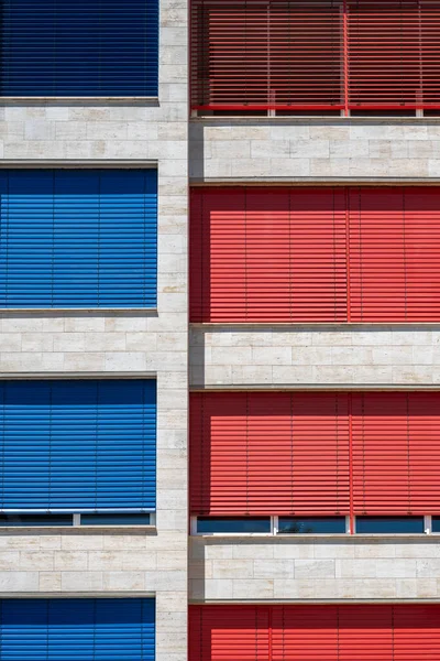 在西班牙 窗户上挂着红色和蓝色的百叶窗 防晒概念 — 图库照片