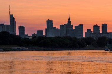 Gün batımında Vistula nehri üzerinde Varşova şehri manzarası