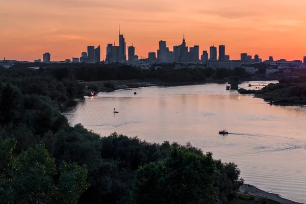 Panorama Warszawy Nad Wisłą Podczas Zachodu Słońca — Zdjęcie stockowe