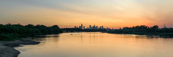 Varšavské Panorama Města Nad Řekou Vislou Při Západu Slunce — Stock fotografie