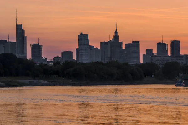 Panorama Warszawy Nad Wisłą Podczas Zachodu Słońca — Zdjęcie stockowe