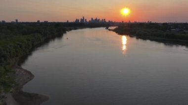Gün batımında Vistula nehri üzerinde Varşova şehri manzarası. 