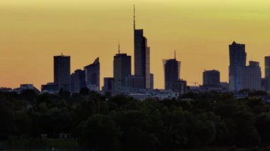 Gün batımında Vistula nehri üzerinde Varşova şehri manzarası. 