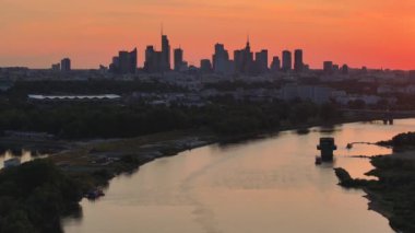 Gün batımında Vistula nehri üzerinde Varşova şehri manzarası. 