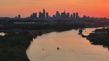 Gün batımında Vistula nehri üzerinde Varşova şehri manzarası. 