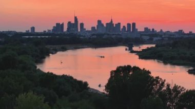 Gün batımında Vistula nehri üzerinde Varşova şehri manzarası. 