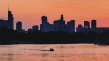 Gün batımında Vistula nehri üzerinde Varşova şehri manzarası. 