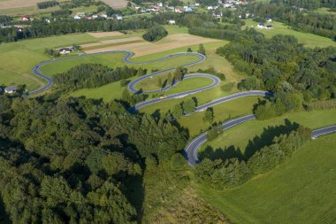 Polonya 'nın güneyindeki virajlı yol yukarıdan görülüyor.