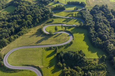 Polonya 'nın güneyindeki virajlı yol yukarıdan görülüyor.