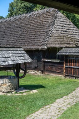 SANOK, POLAND - 12 Ağustos 2023: Polonya 'nın en büyük açık hava müzeleri olan Sanok Kırsal Mimarlık Müzesi' nin ahşap evleri