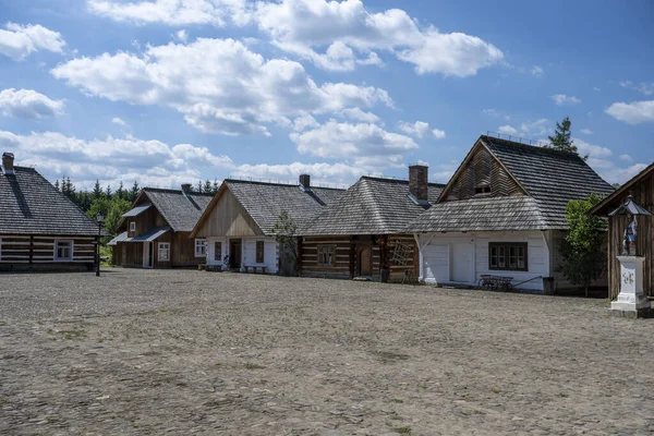ポーランド サノク ポーランド最大12年2023年 ポーランド最大の野外博物館であるサノクの農村建築博物館の木造家屋 — ストック写真