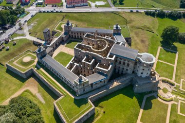 Polonya 'nın Ujazd yakınlarındaki Krzyztopor' daki eski şatoyu harabeye çeviriyor. Versay 'ın kurulmasından önce Avrupa' nın en büyük saray binalarından biriydi..