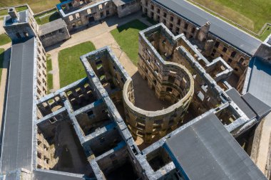 Polonya 'nın Ujazd yakınlarındaki Krzyztopor' daki eski şatoyu harabeye çeviriyor. Versay 'ın kurulmasından önce Avrupa' nın en büyük saray binalarından biriydi..