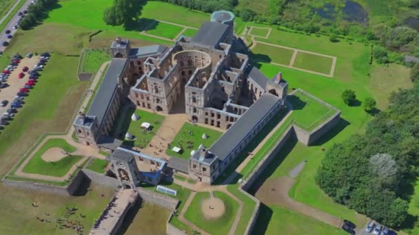 ポーランドのウミル近くのクリーゼッティロにある古い城 それはヴェルサイユの創設前にヨーロッパで最大の宮殿の建物の1つでした — ストック動画