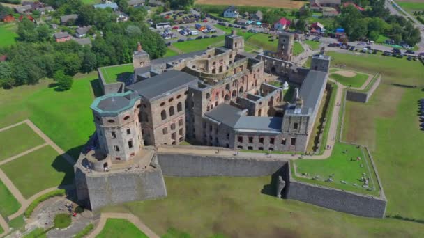 ポーランドのウミル近くのクリーゼッティロにある古い城 それはヴェルサイユの創設前にヨーロッパで最大の宮殿の建物の1つでした — ストック動画