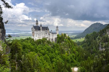 Schwangau 'daki Neuschwanstein Kalesi. Ortaçağ şatosu Kral Ludwig 'in eviydi ve güzelliği Walt Disney' e Külkedisi 'nin şatosunu yaratması için ilham verdi..