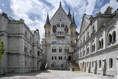 Schwangau 'daki Neuschwanstein Kalesi. Ortaçağ şatosu Kral Ludwig 'in eviydi ve güzelliği Walt Disney' e Külkedisi 'nin şatosunu yaratması için ilham verdi..