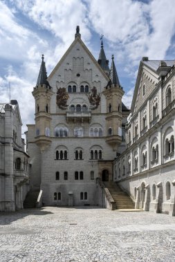 Schwangau 'daki Neuschwanstein Kalesi. Ortaçağ şatosu Kral Ludwig 'in eviydi ve güzelliği Walt Disney' e Külkedisi 'nin şatosunu yaratması için ilham verdi..