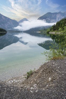 Avusturya 'daki Plansee Gölü akşam sisli olur..