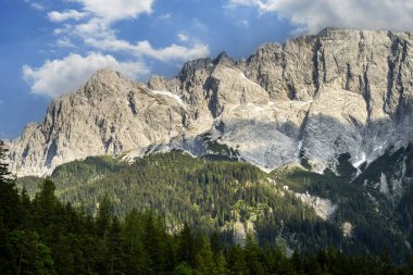 Eibsee Gölü ile Zugspitze dağı Bavyera Alplerinde, Almanya, Avrupa
