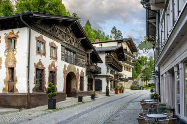 Bavyera Vadisi, Almanya 'nın Bavyera kentindeki Garmisch-Partenkirchen kasabasını boyadı.