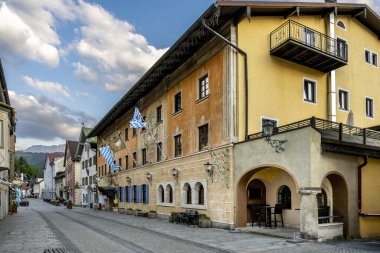 Bavyera Vadisi, Almanya 'nın Bavyera kentindeki Garmisch-Partenkirchen kasabasını boyadı.